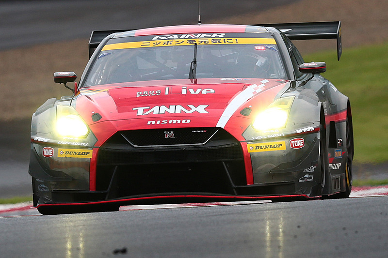 最後の最後まで競り合ってGT300クラスの勝利を手にした、11号車 GAINER TANAX GT-R（平中克幸/安田裕信組、DL）