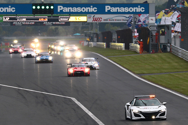 レーススタート直前に雨が降り出したことでセーフティカー先導のスタートに