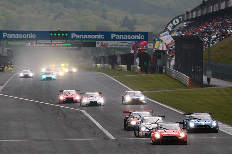 3周の先導の後にスタート。雨がさらに強くなるのか、あるいはやむのか、判断の難しい状況でのスタートとなった