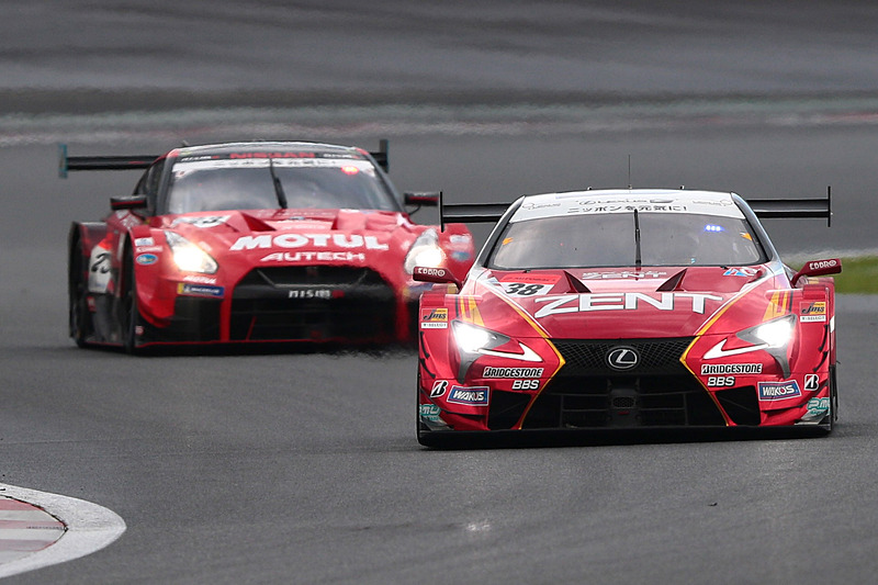 レースも終盤、気温が下がったせいか、38号車のペースが落ちる。後ろから迫る23号車をブロックして防いでいたが、99週目、ついにトップの座を23号車に明け渡すことに