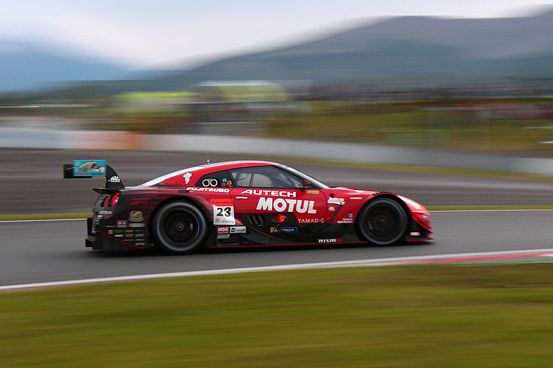 38号車にパスされた後は徐々に差を広げられ、20秒近い差を開けられてGT500クラス2位になった23号車 MOTUL AUTECH GT-R