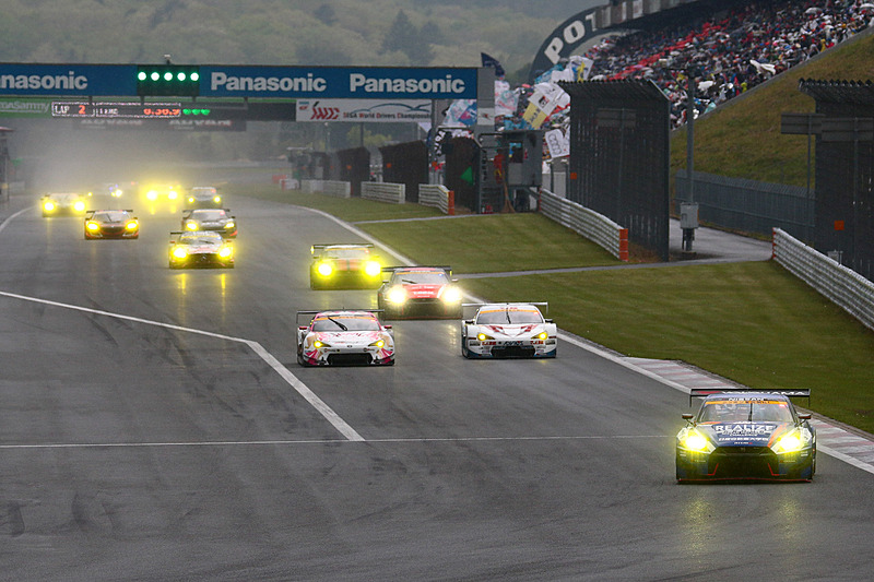 GT300クラス、スタート直後は予選順位どおりだったが、7週目に11号車 GAINER TANAX GT-Rがクラストップに立つ