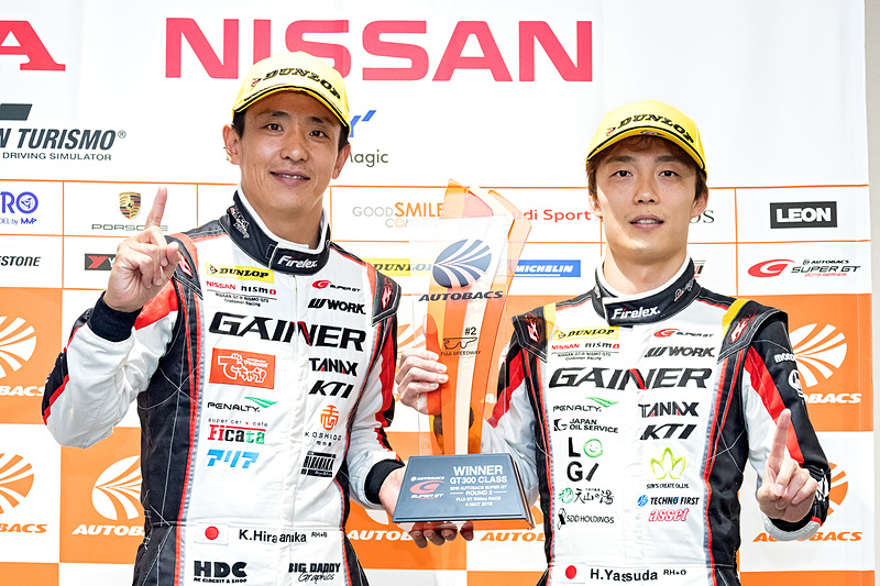 GT300クラス優勝の平中克幸選手（左）と安田裕信選手（右）