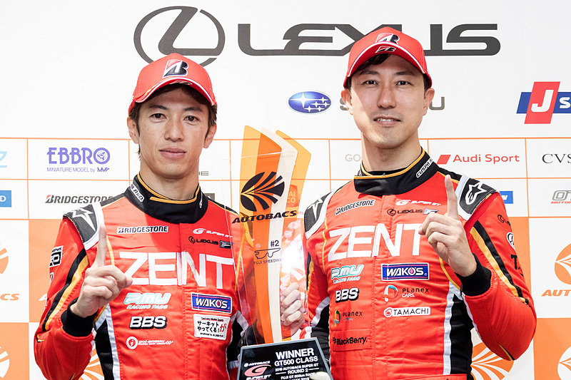 GT500クラス優勝の立川祐路選手（左）と石浦宏明選手（右）