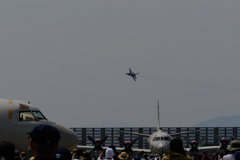 低く進入してハイスピードローパスと、F-16の魅力を引き出していた