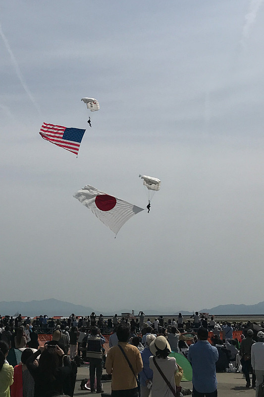 オープニングイベントはアメリカ合衆国、日本両国の国歌が順次流され、空から国旗が入場