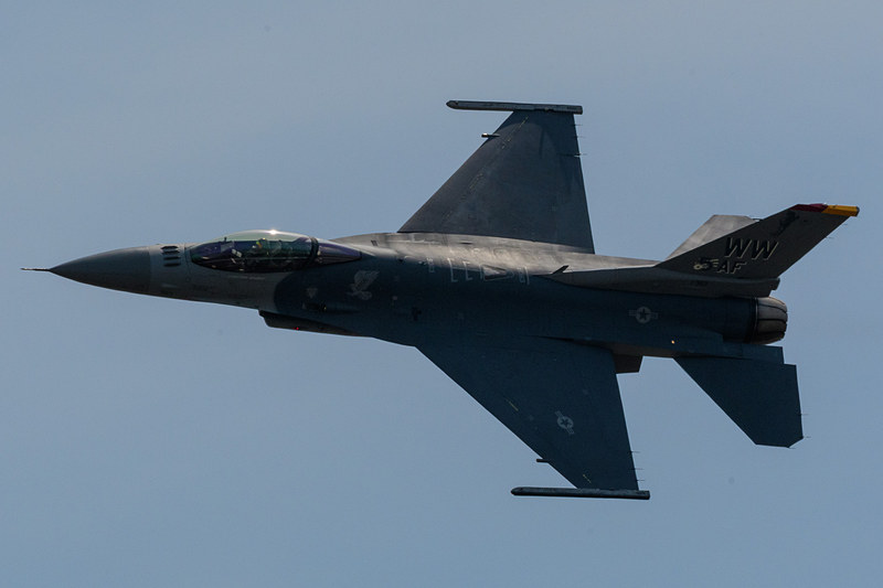 F-35やF/A-18がガンバルと、F-16はそれ以上のものを見せるべく激しい飛行に。LWF構想の元祖としての意地だろうか？