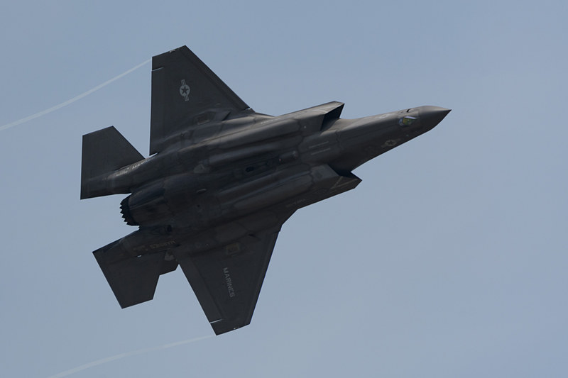 爆弾倉を開いたり、アフターバーナーで飛んだりして多用途性能をアピール