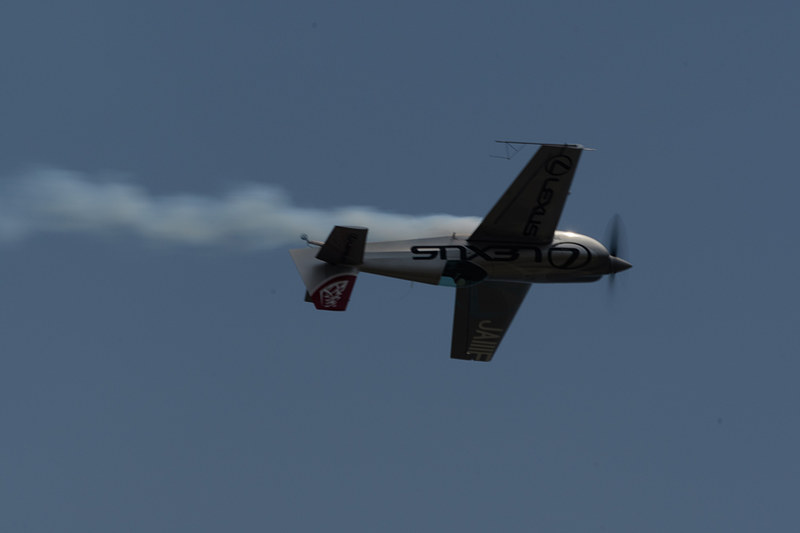 展示のスタートは背面宙返りから