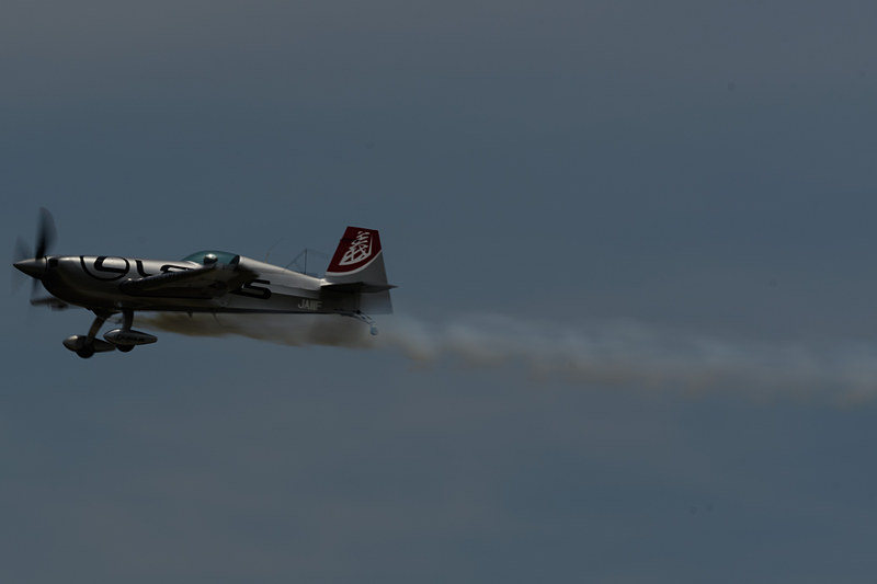 航空基地で実施する飛行だけあり、富士スピードウェイのときよりも激しい動き