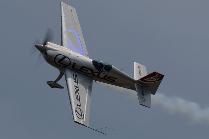 レクサスカラーの「エクストラ 300SC」でアクロバット飛行を披露した室屋義秀選手