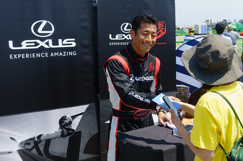 展示飛行終了後、サイン会を行なう室屋選手。握手やツーショットなどファンの1人ひとりに応えていた。世界最高のパイロットと触れ合える瞬間