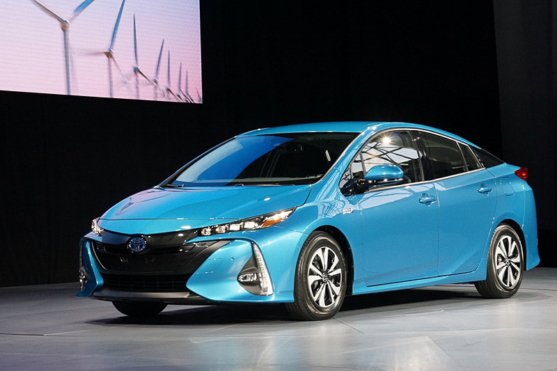 写真は従来モデルの「プリウス プライム」