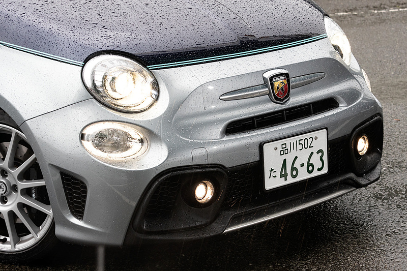 リーヴァ製の最新鋭56フィート・フライブリッジボート「リヴァーレ」にインピレーションを受けて内外装がデザインされた695 リヴァーレ。エクステリアではボディカラーに専用の「Bicolore Blu/Grigio Riva（ブルー/グレー）」を用いるとともに、アクセントラインとしてアクアマリンを採用。装備面では17インチ専用ホイールやアクラポビッチ製のカーボン仕上げハイパフォーマンスエキゾーストシステムなどを備える