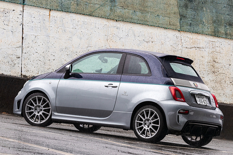 撮影車の695C リヴァーレのボディサイズは3660×1625×1505mm（全長×全幅×全高）、ホイールベースは2300mm。車両重量はクーペモデルの695 リヴァーレから40kg増の1160kg