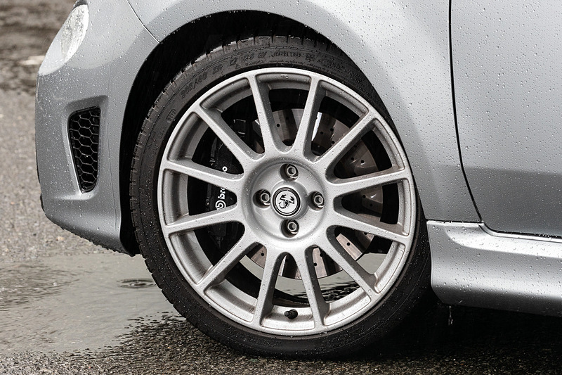 リーヴァ製の最新鋭56フィート・フライブリッジボート「リヴァーレ」にインピレーションを受けて内外装がデザインされた695 リヴァーレ。エクステリアではボディカラーに専用の「Bicolore Blu/Grigio Riva（ブルー/グレー）」を用いるとともに、アクセントラインとしてアクアマリンを採用。装備面では17インチ専用ホイールやアクラポビッチ製のカーボン仕上げハイパフォーマンスエキゾーストシステムなどを備える