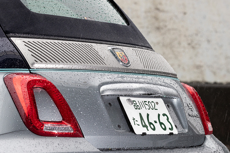 リーヴァ製の最新鋭56フィート・フライブリッジボート「リヴァーレ」にインピレーションを受けて内外装がデザインされた695 リヴァーレ。エクステリアではボディカラーに専用の「Bicolore Blu/Grigio Riva（ブルー/グレー）」を用いるとともに、アクセントラインとしてアクアマリンを採用。装備面では17インチ専用ホイールやアクラポビッチ製のカーボン仕上げハイパフォーマンスエキゾーストシステムなどを備える