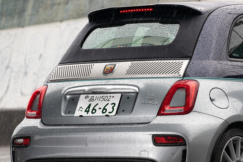 リーヴァ製の最新鋭56フィート・フライブリッジボート「リヴァーレ」にインピレーションを受けて内外装がデザインされた695 リヴァーレ。エクステリアではボディカラーに専用の「Bicolore Blu/Grigio Riva（ブルー/グレー）」を用いるとともに、アクセントラインとしてアクアマリンを採用。装備面では17インチ専用ホイールやアクラポビッチ製のカーボン仕上げハイパフォーマンスエキゾーストシステムなどを備える