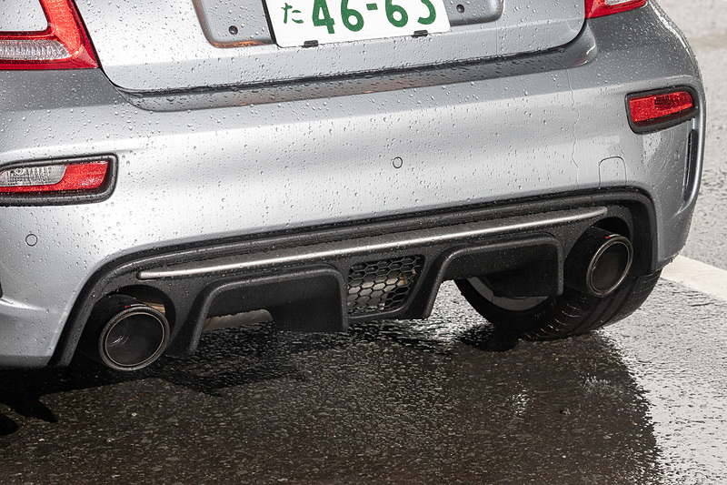 リーヴァ製の最新鋭56フィート・フライブリッジボート「リヴァーレ」にインピレーションを受けて内外装がデザインされた695 リヴァーレ。エクステリアではボディカラーに専用の「Bicolore Blu/Grigio Riva（ブルー/グレー）」を用いるとともに、アクセントラインとしてアクアマリンを採用。装備面では17インチ専用ホイールやアクラポビッチ製のカーボン仕上げハイパフォーマンスエキゾーストシステムなどを備える