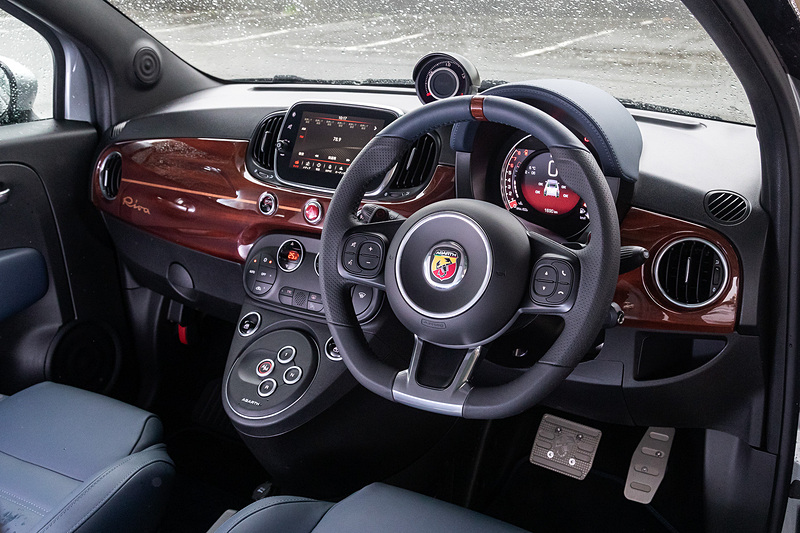 ブラックを基調としたインテリアには、ブルーレザーを用いたシートやメーターフード、ステアリングホイールを組み合わせた。また、ダッシュボードやステアリングホイールの一部にアクセントとして高級家具などに用いられる木材「マホガニー」をあしらうことで、上質で洗練された空間を表現したという