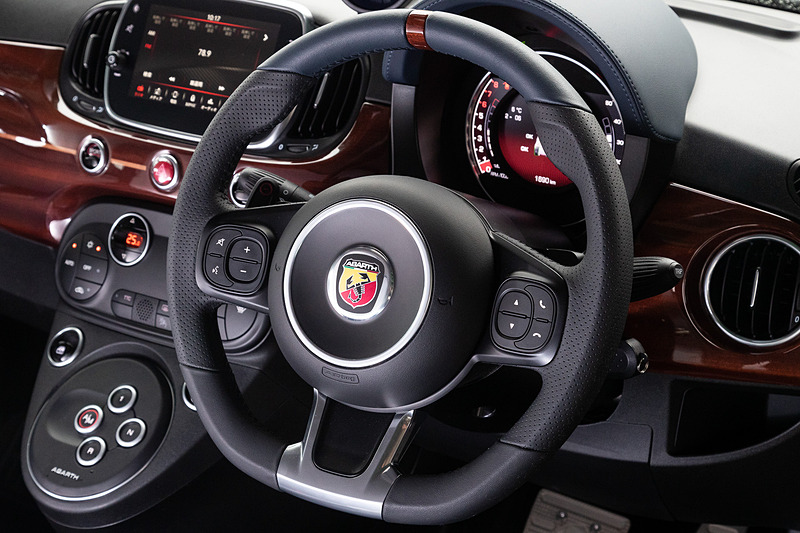 ブラックを基調としたインテリアには、ブルーレザーを用いたシートやメーターフード、ステアリングホイールを組み合わせた。また、ダッシュボードやステアリングホイールの一部にアクセントとして高級家具などに用いられる木材「マホガニー」をあしらうことで、上質で洗練された空間を表現したという