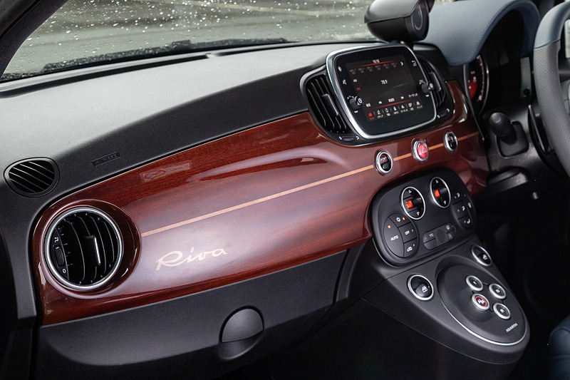 ブラックを基調としたインテリアには、ブルーレザーを用いたシートやメーターフード、ステアリングホイールを組み合わせた。また、ダッシュボードやステアリングホイールの一部にアクセントとして高級家具などに用いられる木材「マホガニー」をあしらうことで、上質で洗練された空間を表現したという