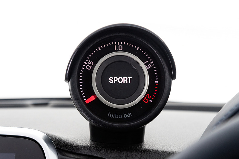 ブラックを基調としたインテリアには、ブルーレザーを用いたシートやメーターフード、ステアリングホイールを組み合わせた。また、ダッシュボードやステアリングホイールの一部にアクセントとして高級家具などに用いられる木材「マホガニー」をあしらうことで、上質で洗練された空間を表現したという