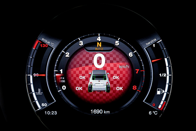 ブラックを基調としたインテリアには、ブルーレザーを用いたシートやメーターフード、ステアリングホイールを組み合わせた。また、ダッシュボードやステアリングホイールの一部にアクセントとして高級家具などに用いられる木材「マホガニー」をあしらうことで、上質で洗練された空間を表現したという