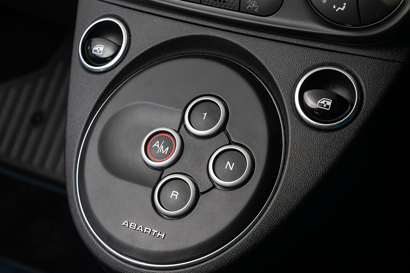 ブラックを基調としたインテリアには、ブルーレザーを用いたシートやメーターフード、ステアリングホイールを組み合わせた。また、ダッシュボードやステアリングホイールの一部にアクセントとして高級家具などに用いられる木材「マホガニー」をあしらうことで、上質で洗練された空間を表現したという