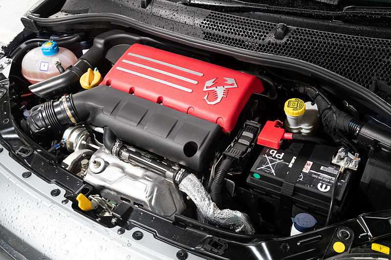 直列4気筒DOHC 1.4リッターターボ「312A3」型エンジンの最高出力は132kW（180PS）/5500rpm、最大トルクは230Nm（23.5kgfm）/2000rpmだが、SPORTスイッチを使用すると最大トルクが250Nm（25.5kgfm）/3000rpmまで引き上げられる