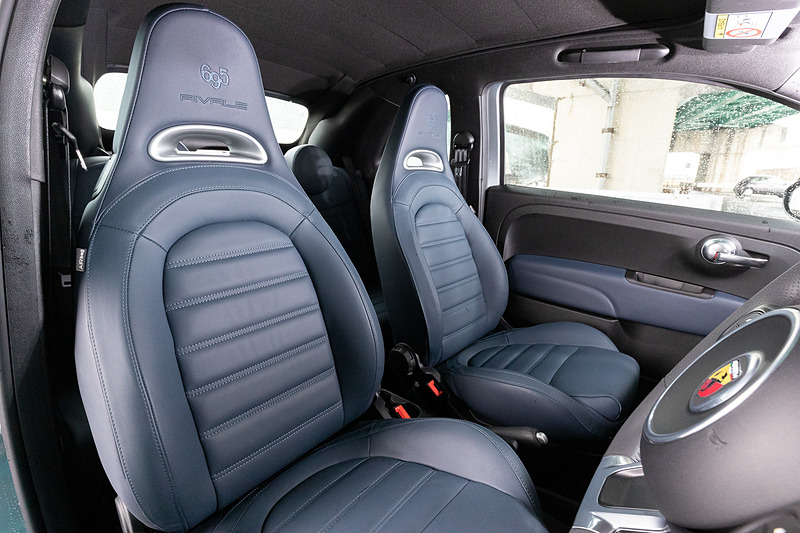 ブラックを基調としたインテリアには、ブルーレザーを用いたシートやメーターフード、ステアリングホイールを組み合わせた。また、ダッシュボードやステアリングホイールの一部にアクセントとして高級家具などに用いられる木材「マホガニー」をあしらうことで、上質で洗練された空間を表現したという