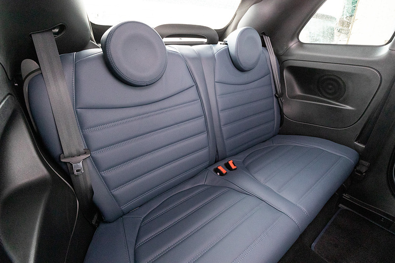 ブラックを基調としたインテリアには、ブルーレザーを用いたシートやメーターフード、ステアリングホイールを組み合わせた。また、ダッシュボードやステアリングホイールの一部にアクセントとして高級家具などに用いられる木材「マホガニー」をあしらうことで、上質で洗練された空間を表現したという