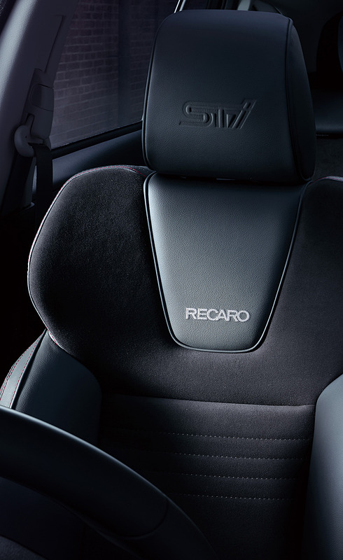 レヴォーグ初となるRECAROフロントシートをメーカー装着オプションとして採用