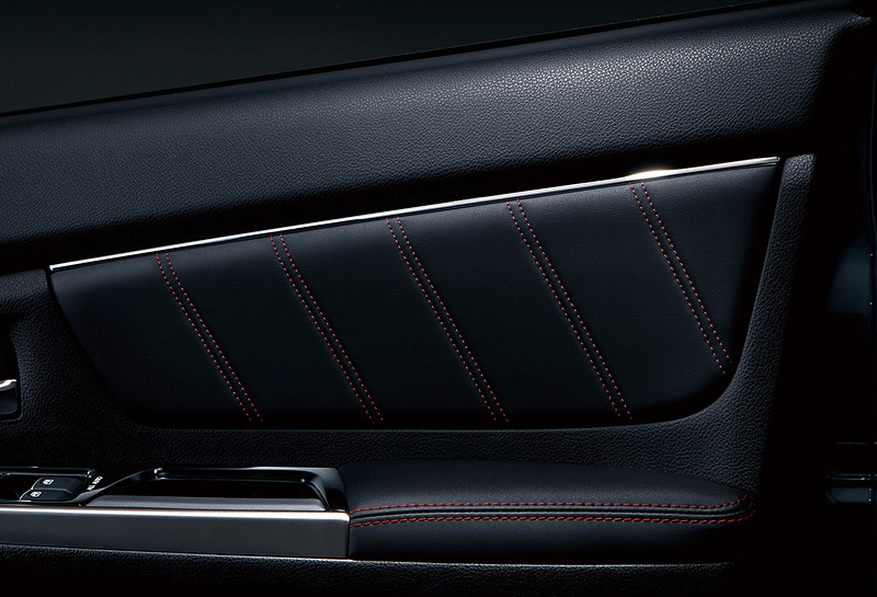ドアトリム/ドアアームレスト（ブラック＋レッドステッチ）