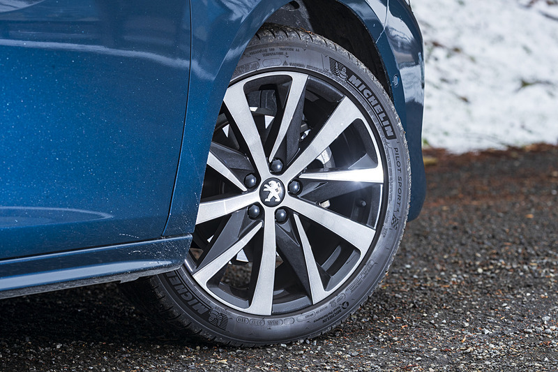 新型508 GT Line。価格は459万円。ボディサイズは4750×1860×1420mm（全長×全幅×全高）で、ホイールベースは2800mm。18インチアロイホイール「HIRONE」を装着し、組み合わせるタイヤはミシュラン「パイロット スポーツ 4」（235/45ZR18）