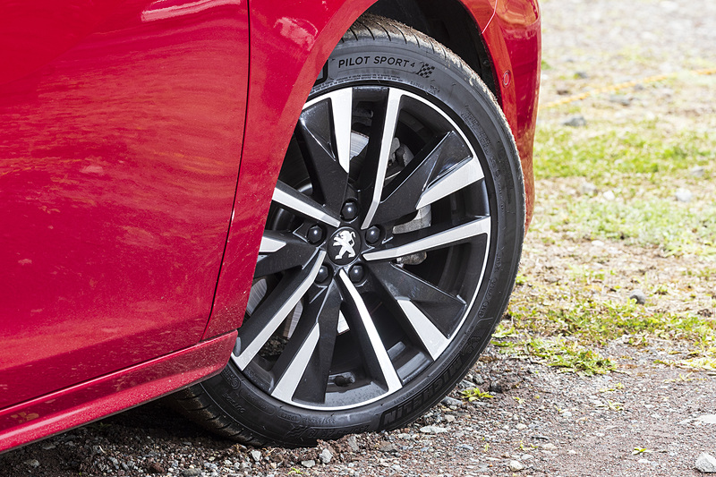 新型508 GT BlueHDi。価格は492万円。ボディサイズ、ホイールベースはGT Lineと同じとなる。装着する18インチアロイホイールは「SPERONE」で、組み合わせるタイヤはGT Lineと同じミシュランのパイロット スポーツ 4（235/45ZR18）