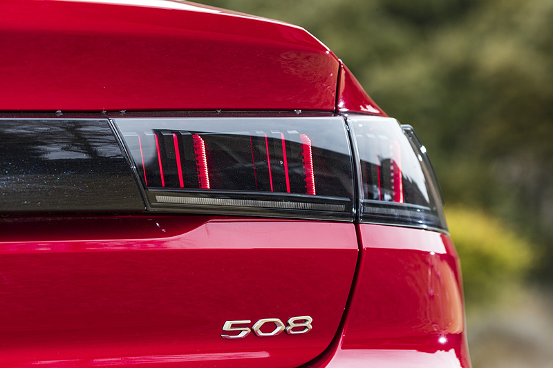 リアのフルLEDテールランプはライオンの3本の爪痕がモチーフ