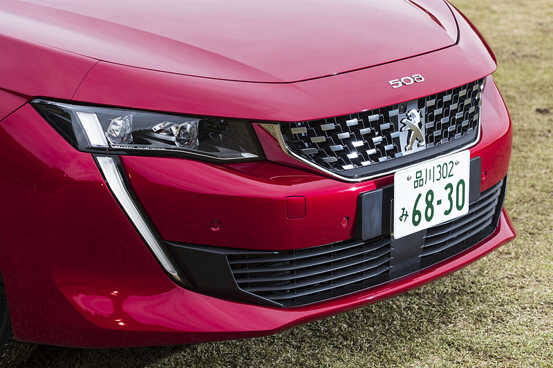 “ライオンの牙”のようなLEDデイタイムランニングライトが印象的なフロントデザイン。ボンネットには「504」「504 クーペ」同様に「508」のオーナメントが配される。ヘッドライトはフルLEDとなり、ハイビームとロービームを自動的に切り替える「インテリジェントハイビーム」を全車標準装備