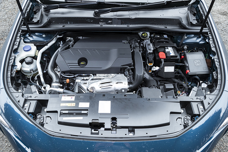 ガソリンモデルでは最高出力133kW（180PS）/5500rpm、最大トルク250Nm/1650rpmを発生する直列4気筒DOHC 1.6リッターターボエンジンを搭載。組み合わせるトランスミッションは最新世代の電子制御8速AT「EAT8」
