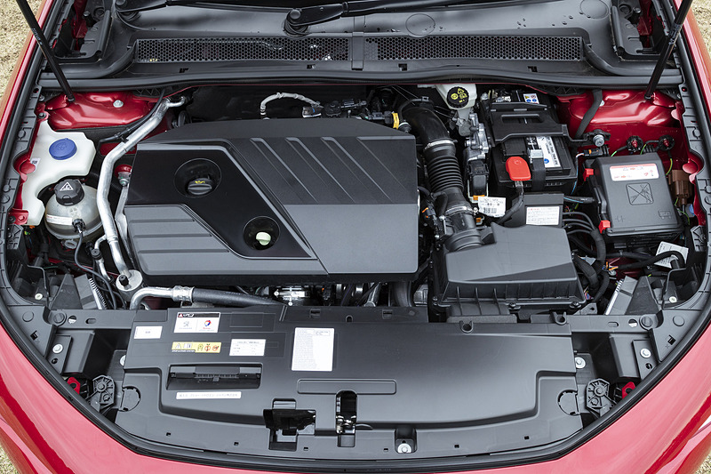 ディーゼルモデルでは最高出力130kW（177PS）/3750rpm、最大トルク400Nm/2000rpmを発生する直列4気筒DOHC 2.0リッターディーゼルターボエンジンを搭載。トランスミッションはガソリンモデルと同じEAT8