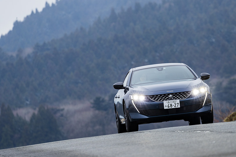 GT Lineは粘りとコシのある足さばきで、気持ちのいい走りを披露