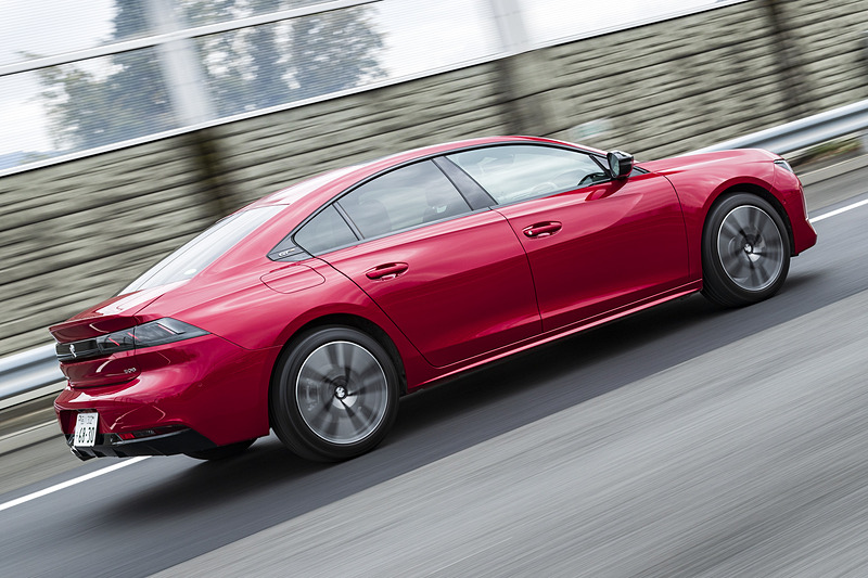 GT BlueHDiは上質感が高く、プレミアムサルーンを実感