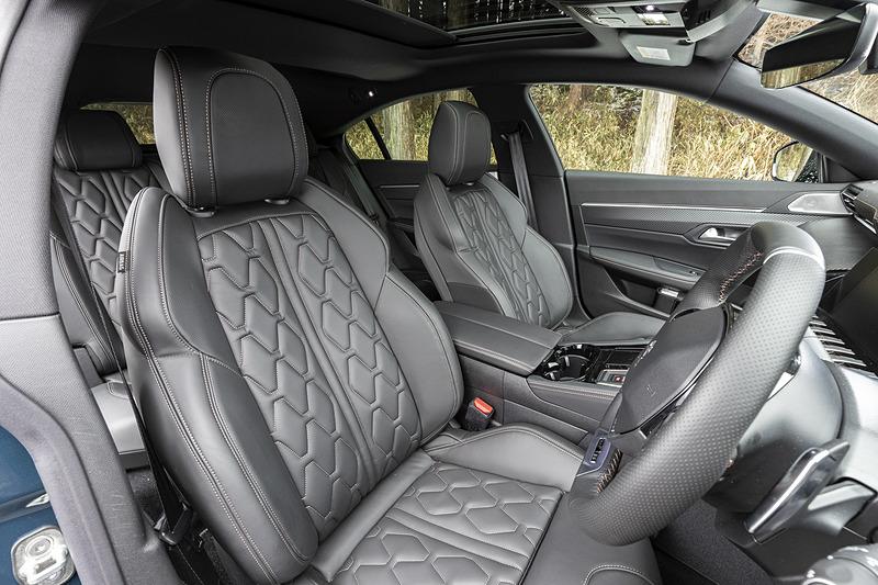 独特なデザインのステッチがほどこされたシートは、オプションのフルパッケージを選択するとシート表皮がナッパレザーシートとなる