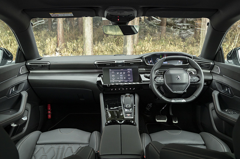 「Peugeot i-Cockpit」を採用する新型508のインパネ