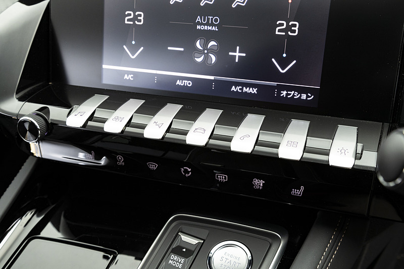 ピアノの鍵盤のようなトグルスイッチで、ナビゲーション、空調、ラジオといった主要機能にアクセスできる