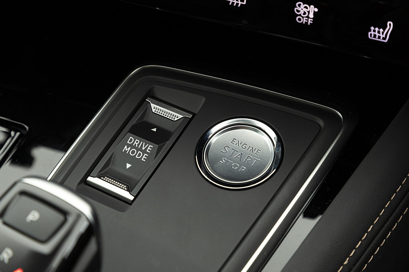 シフトノブ上部にはドライブモードセレクトのスイッチとエンジンのプッシュスタートスイッチを配置