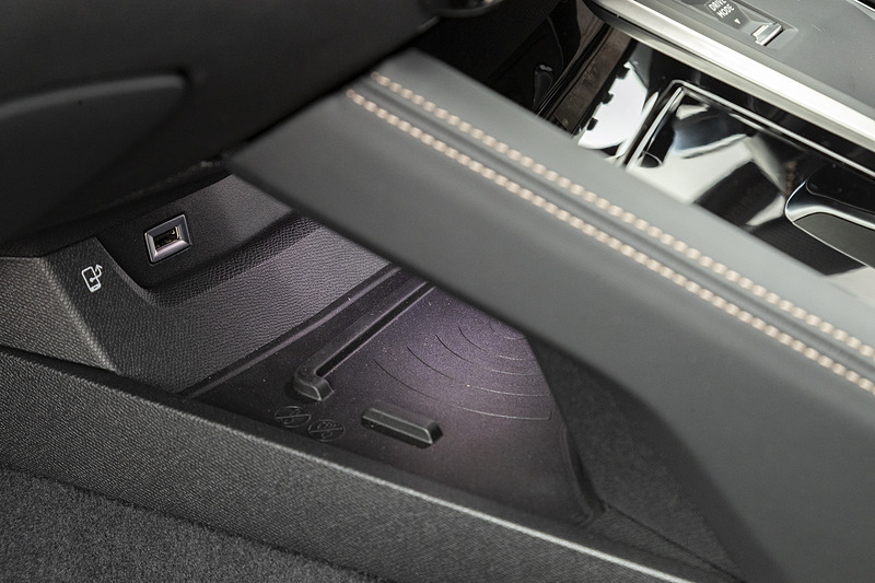 センターコンソールは2段になっており、下段にはスマートフォンのワイヤレス充電エリアを設け、国際共通規格「Qi（チー）」対応のスマホが充電できる