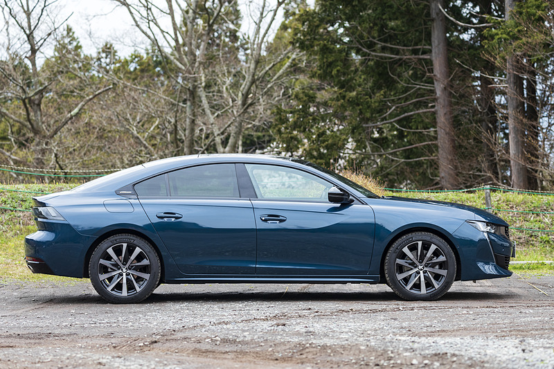 ファストバックスタイルで流れるようなルーフラインが特徴となる新型508。ラゲッジは487Lの容量を持ち、後席を倒すことで1537Lまで拡大できる。リアバンパー下で足を動かすとテールゲートを開けられる「ハンズフリー電動テールゲート」はGT Line、GT BlueHDiに標準装備