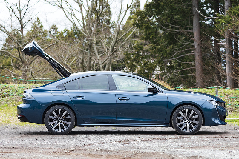 ファストバックスタイルで流れるようなルーフラインが特徴となる新型508。ラゲッジは487Lの容量を持ち、後席を倒すことで1537Lまで拡大できる。リアバンパー下で足を動かすとテールゲートを開けられる「ハンズフリー電動テールゲート」はGT Line、GT BlueHDiに標準装備