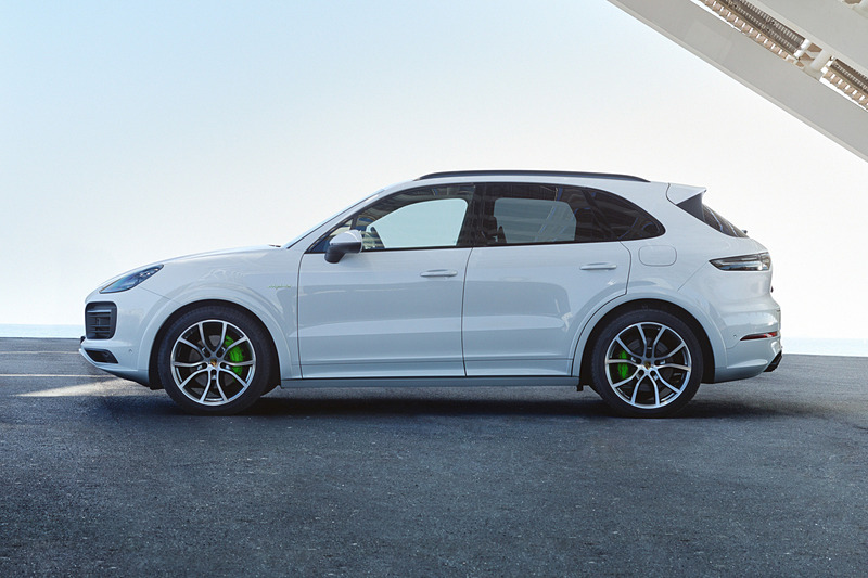 ボディサイズは4918×1983×1696mm（全長×全幅×全高）で、ホイールベースは2895mm